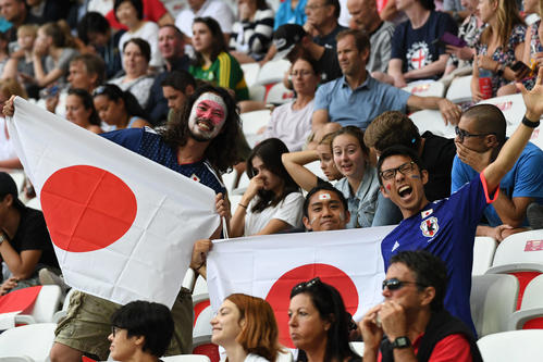 日本対イングランド　開始前から盛り上がる日本のサポーター（撮影・山崎安昭）