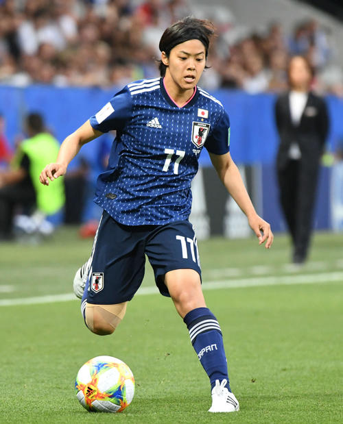日本対イングランド　前半、ドリブルする小林（撮影・山崎安昭）