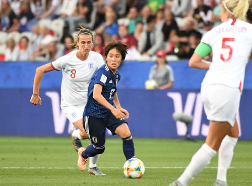 日本対イングランド　前半、ドリブルする岩渕（撮影・山崎安昭）