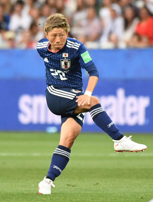 日本対イングランド　前半、フリーキックを蹴り込む横山（撮影・山崎安昭）