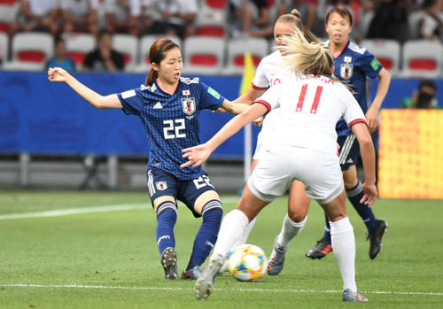 日本対イングランド　前半、パスを出す清水。右は杉田（撮影・山崎安昭）