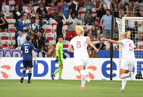 日本対イングランド　前半、先制点を与えて悔しがるGK山下（撮影・山崎安昭）