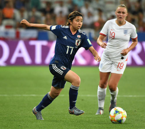 日本対イングランド　後半、ドリブルする三浦（撮影・山崎安昭）