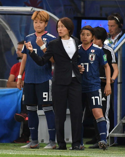 日本対イングランド　後半、高倉監督（中央）は途中出場させる菅沢（左）と三浦に指示を出す（撮影・山崎安昭）