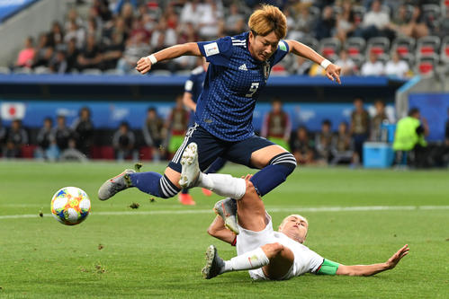 日本対イングランド　後半、ホートンにドリブルを止められる菅沢（撮影・山崎安昭）