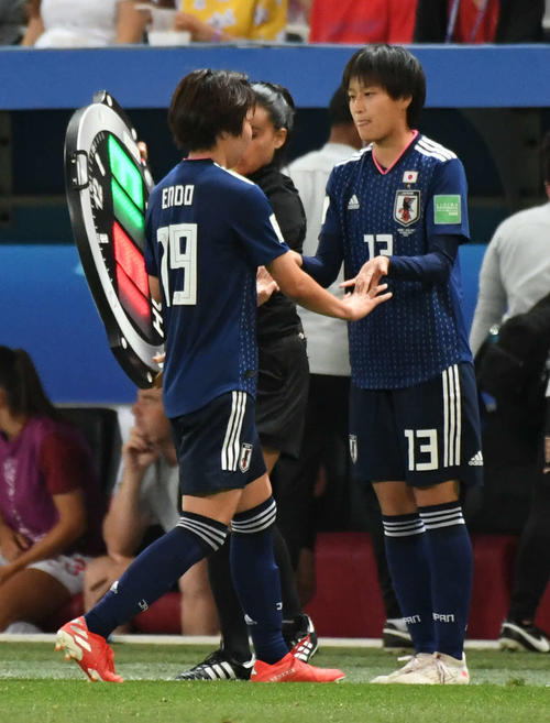 日本対イングランド　後半、遠藤（左）と交代して出場する宝田（撮影・山崎安昭）