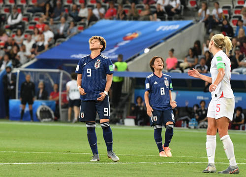 日本対イングランド　後半、シュートを外して悔しがる菅沢（左）。中央は岩渕（撮影・山崎安昭）