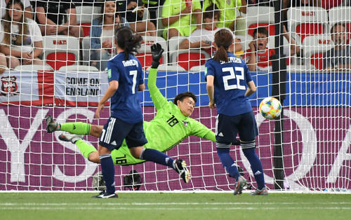 日本対イングランド　後半、相手シュートを好セーブするGK山下（撮影・山崎安昭）