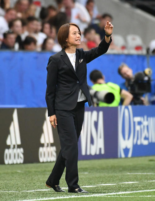 日本対イングランド　前半、指示を出す高倉監督（撮影・山崎安昭）
