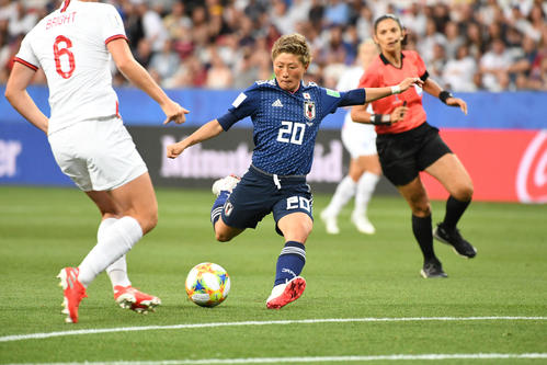 日本対イングランド　前半、シュートを放つ横山（撮影・山崎安昭）
