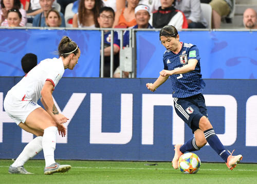 日本対イングランド　前半、サイドでドリブルする鮫島（撮影・山崎安昭）