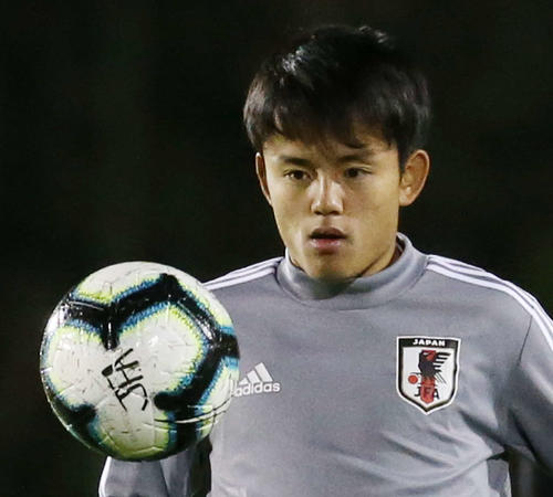 ウルグアイ戦を翌日に控え、蹴り上げたボールを見つめる久保（撮影・河野匠）