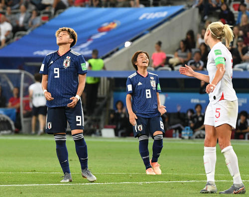 日本対イングランド　後半、シュートを外して悔しがる菅沢（左）。中央は岩渕（撮影・山崎安昭）
