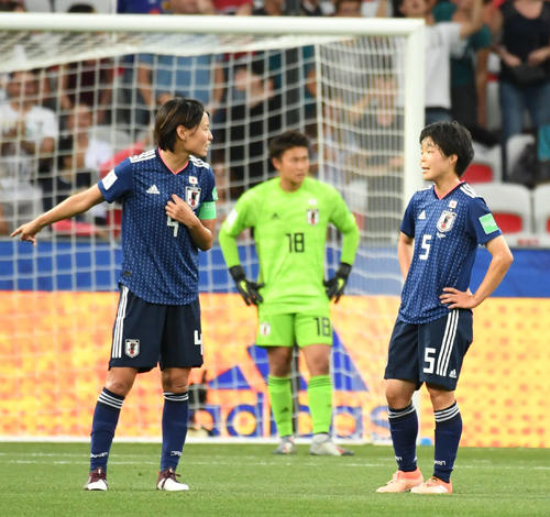 日本対イングランド　前半、先制された直後に話し込む熊谷（左）と市瀬。後方はGK山下（撮影・山崎安昭）