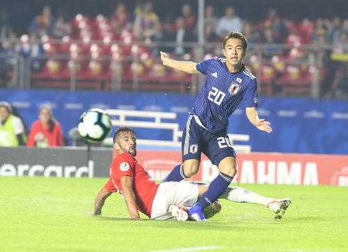 19年6月17日、日本対チリ　後半、ゴール前にパスを送る安部