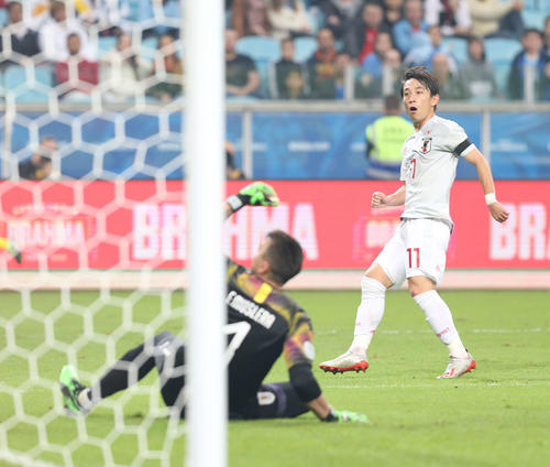 日本対ウルグアイ　前半、右足で先制ゴールを決める三好。GKムスレラ（撮影・河野匠）