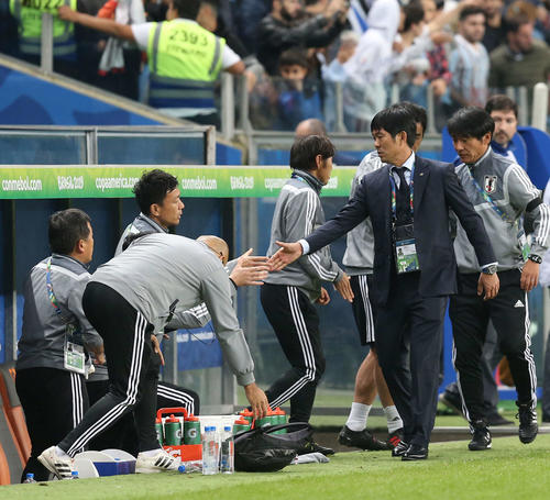 日本対ウルグアイ　ウルグアイと引き分け、スタッフ陣と握手を交わす森保監督（右手前）（撮影・河野匠）