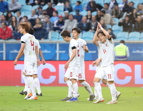 日本対ウルグアイ　後半、チーム2点目のゴールを決めた三好康児（右端）は笑顔を見せる（撮影・河野匠）