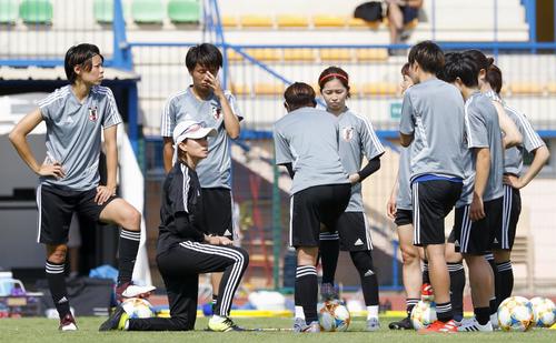 オランダ戦に向けた練習で、選手を集め指示を出す高倉監督（手前左下）（共同）