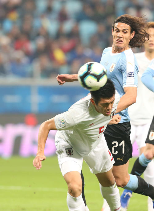 日本対ウルグアイ　前半、中島のFKを頭で合わせる植田・右はカバニ（撮影・河野匠）