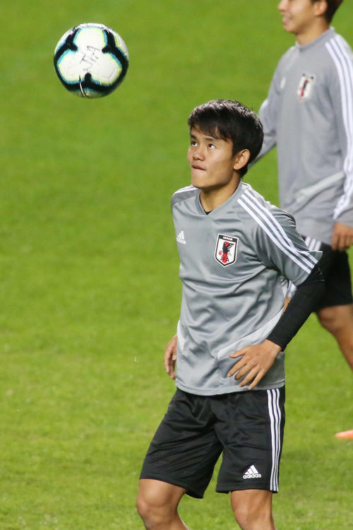 ウルグアイ戦から一夜明けた練習で蹴り上げたボールを見つめる久保（撮影・河野匠）