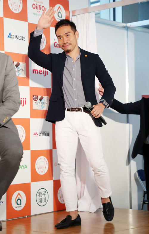 手を振りイベント会場入りする長友佑都（撮影・鈴木正人）