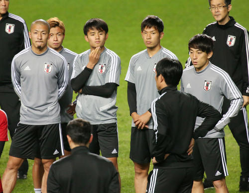 ウルグアイ戦から一夜明けた練習を前に、円陣で森保監督（右手前）の話を聞く、左から前田、伊藤、久保、岩田、三好（撮影・河野匠）
