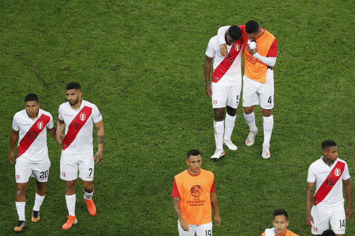 ブラジルに大敗し肩を落として引き揚げるペルーの選手たち（AP）