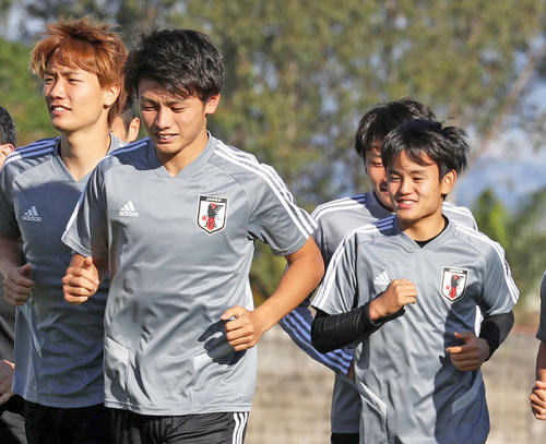 エクアドル戦に向け、笑顔でランニングする、左から板倉、上田、久保（撮影・河野匠）