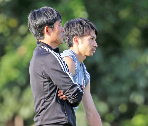 エクアドル戦に向けた練習を並んで見つめる森保監督（手前）と柴崎（撮影・河野匠）