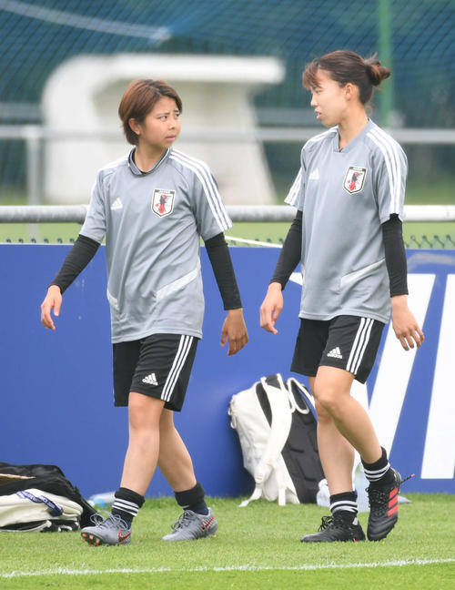 話し込みながら引き揚げる三浦（左）と杉田（撮影・山崎安昭）