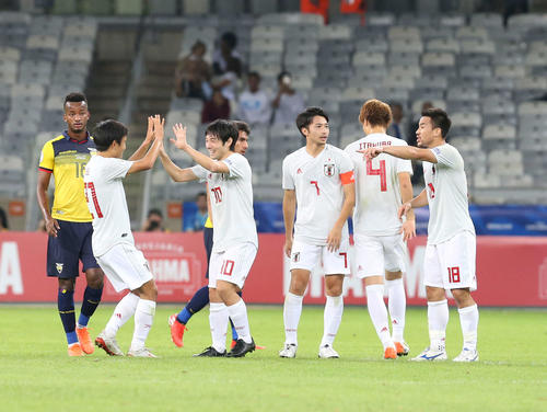 日本対エクアドル　前半、先制ゴールを決めた中島（10）は、久保と笑顔でハイタッチ（撮影・河野匠）