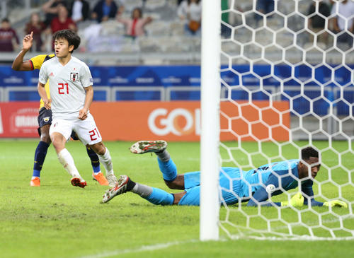 日本対エクアドル　後半、終了間際、右足を振り抜きゴールネットを揺らした久保だったが、オフサイド判定でノーゴール。GKドミンゲス（撮影・河野匠）