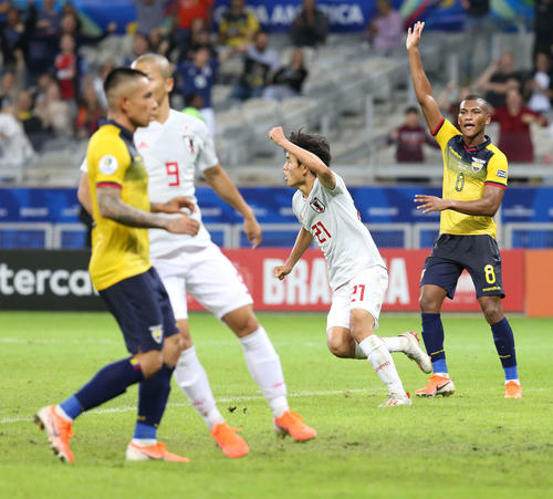日本対エクアドル　後半ロスタイム、右足シュートでゴールネットを揺らしガッツポーズする久保。しかし、オフサイド判定でノーゴールに（撮影・河野匠）
