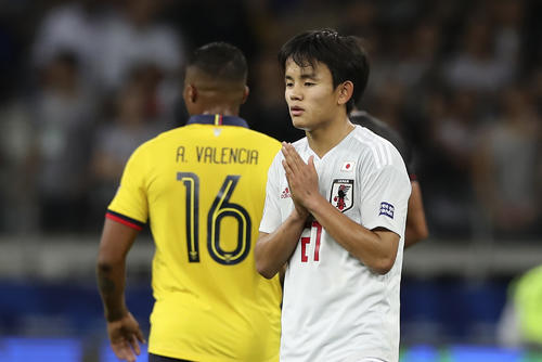 日本対エクアドル　後半ロスタイム、VARの判定中に祈る仕草を見せる日本代表MF久保（AP）