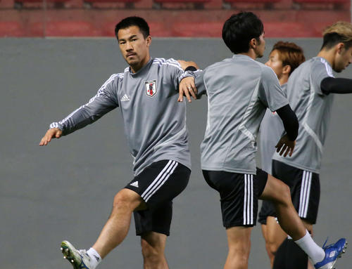 エクアドル戦の前日練習で、ウオーミングアップする岡崎（左）と柴崎（撮影・河野匠）