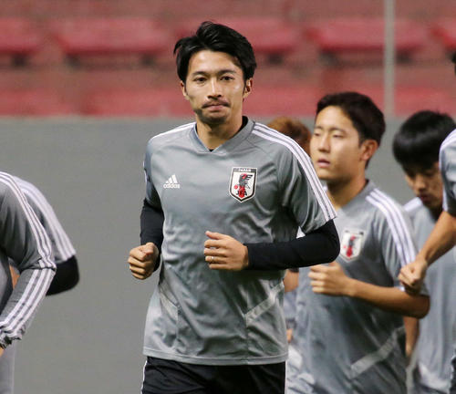 エクアドル戦の前日練習でランニングする柴崎（撮影・河野匠）