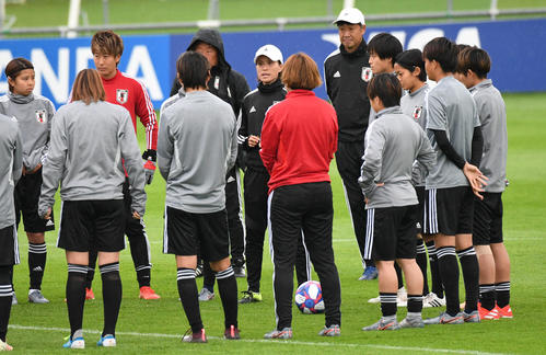 練習前に選手へ声をかける高倉監督（中央）（撮影・山崎安昭）