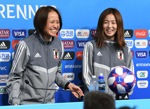 公式会見で笑顔を見せる清水（右）と高倉監督（撮影・山崎安昭）