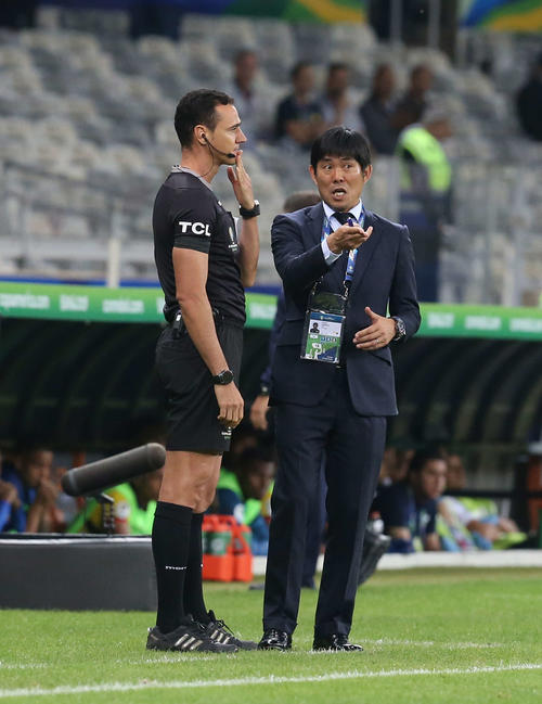 日本対エクアドル　前半、中島の先制ゴールが認められず線審に抗議する森保監督（撮影・河野匠）