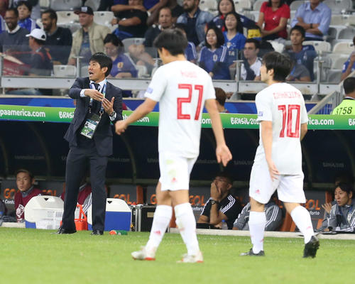日本対エクアドル　後半、イレブンに指示を出す森保監督（撮影・河野匠）