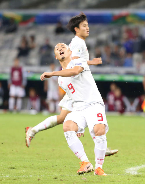 日本対エクアドル　後半、ドリブルで攻め上がりシュートを放つも決まらず悔しがる前田（手前）と久保（撮影・河野匠）