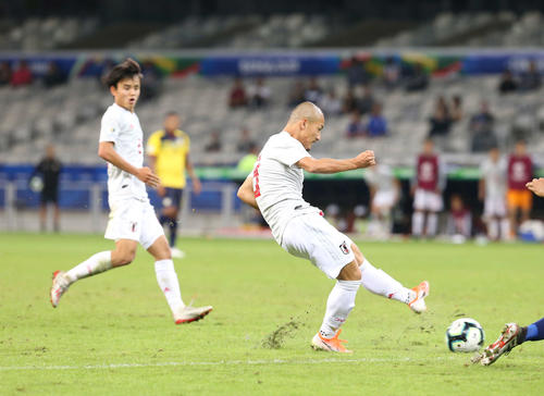 日本対エクアドル　後半、ドリブルで攻め上がりシュートを放つ前田（右）、と久保（撮影・河野匠）