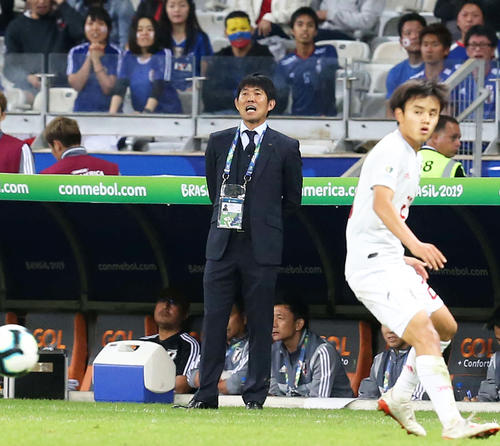 ベンチ前から指示を出す森保監督。右は久保（撮影・河野匠）