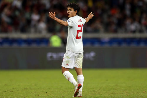 日本対エクアドル　後半終了間際、後半終了間際、決勝ゴールと思われたシュートはオフサイド判定となり、両手を広げ抗議する久保（撮影・PIKO）