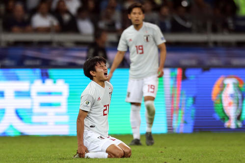 日本対エクアドル　後半、ピッチに倒れ痛みに耐える久保（撮影・PIKO）