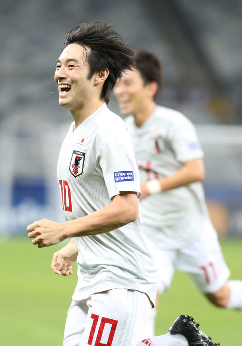 日本対エクアドル　前半、先制ゴールを決め笑顔で駆け出す中島（手前）と三好（撮影・河野匠）