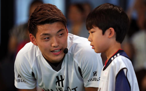 子どもに優しく話しかける日本代表MF堂安（撮影・大野祥一）
