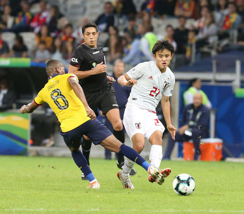 日本対エクアドル　後半、ゴール前の上田にラストパスを送る久保（撮影・河野匠）