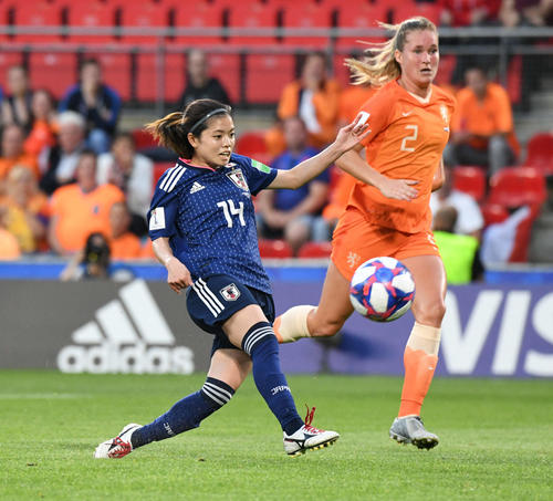 日本対オランダ　前半、ゴールを奪う長谷川（撮影・山崎安昭）